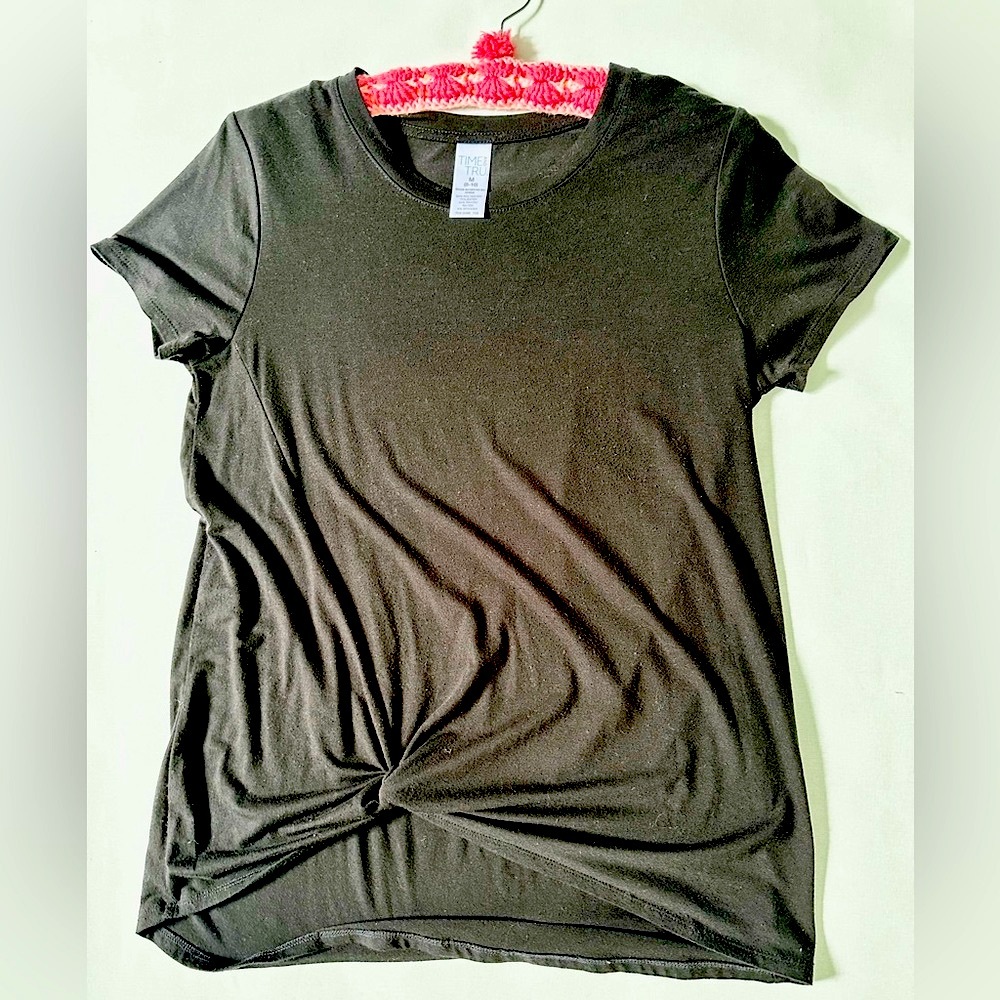 🖤 Black t-shirt with a twist